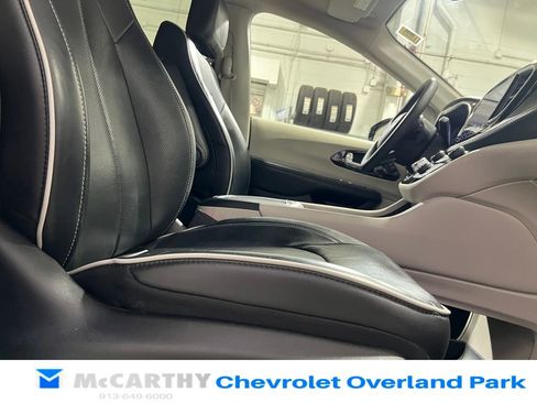 Used 2023 Chrysler Pacifica Limited image 37