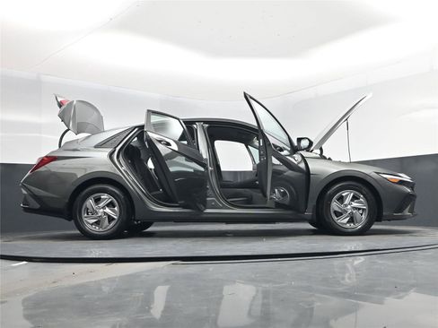 New 2026 Hyundai Elantra SE image 30