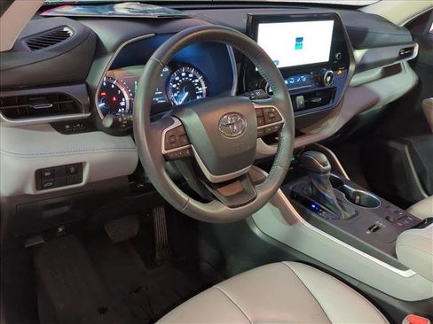 Used 2023 Toyota Highlander XLE FWD image 10