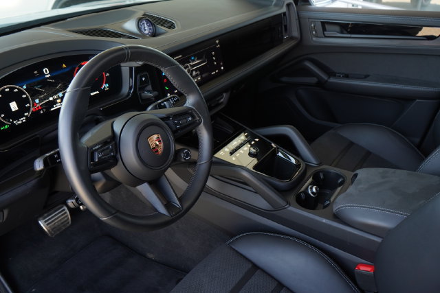Used 2026 Porsche Cayenne GTS AWD/4WD image 2