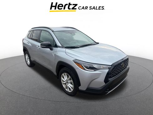 Used 2025 Toyota Corolla Cross LE image 1