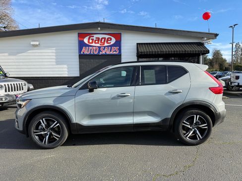 Used 2024 Volvo XC40 B5 Core AWD/4WD image 3
