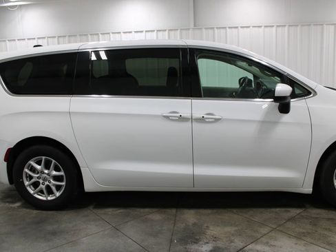 Used 2023 Chrysler Voyager LX FWD image 11