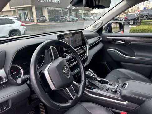 Used 2022 Toyota Highlander Platinum image 5