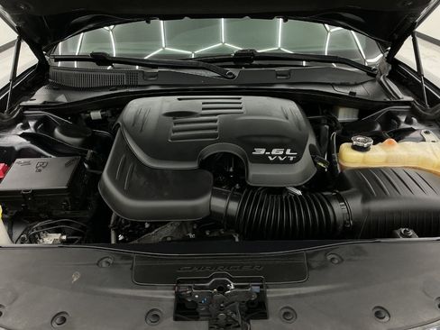 Used 2019 Dodge Charger SXT w/ Blacktop Package RWD image 41