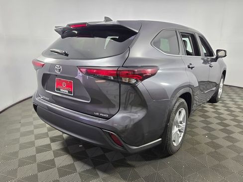 Used 2025 Toyota Highlander LE AWD/4WD image 10