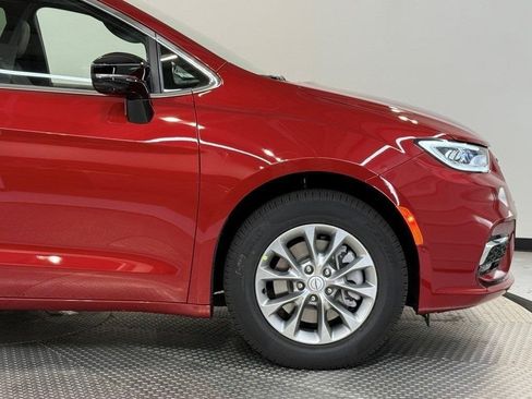 New 2026 Chrysler Pacifica Select image 2