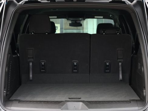Used 2025 Chevrolet Suburban LS RWD image 8