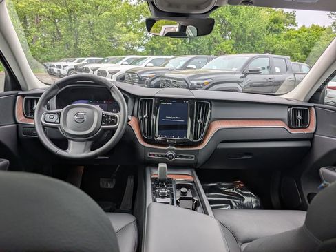 Used 2023 Volvo XC60 B5 Plus AWD/4WD image 21