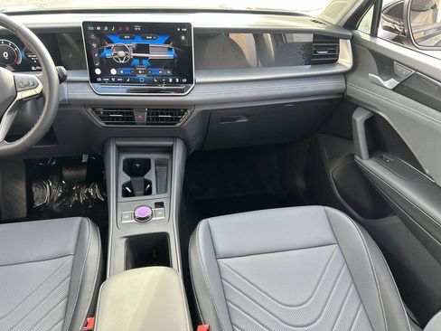 New 2026 Volkswagen Tiguan SE FWD image 12