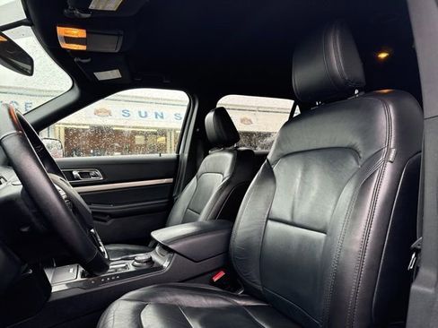 Used 2018 Ford Explorer XLT w/ Equipment Group 202A image 8