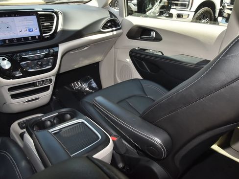Used 2024 Chrysler Pacifica Touring-L FWD image 18