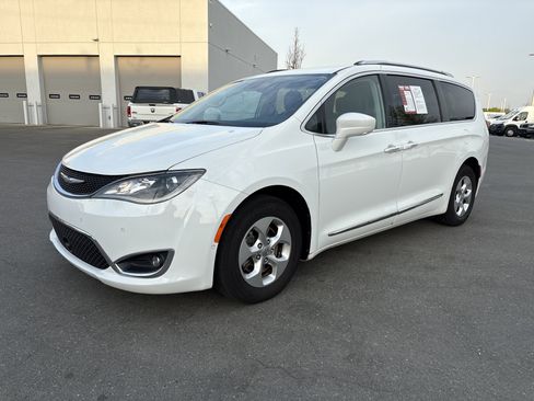 Used 2017 Chrysler Pacifica Touring-L Plus w/ Advanced Safetytec Group image 5