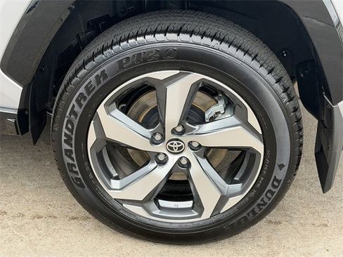 Used 2025 Toyota RAV4 SE image 8