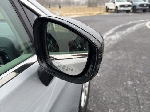 Used 2024 Chrysler Pacifica Touring-L image 4