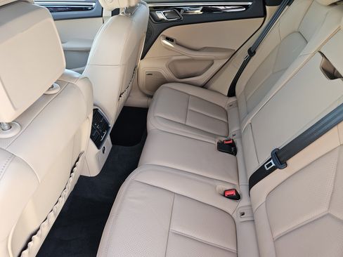 Certified 2025 Porsche Macan image 28
