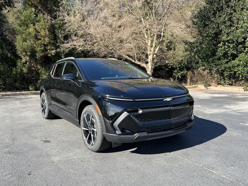 New 2026 Chevrolet Equinox EV LT image 2