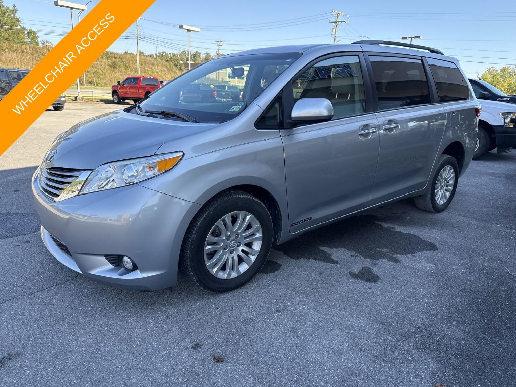 Used 2017 Toyota Sienna XLE Premium FWD image 3