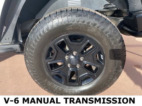 Used 2013 Jeep Wrangler Unlimited Sahara image 37