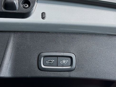 Used 2025 Volvo XC40 B5 Core image 32