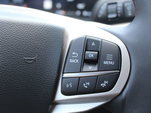 Used 2025 Ford Explorer Active AWD/4WD image 12