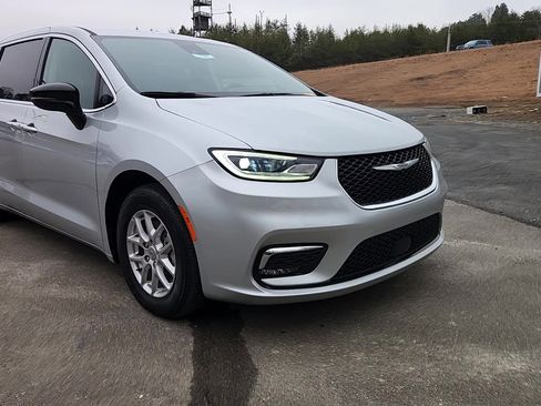 Used 2024 Chrysler Pacifica Touring-L image 14