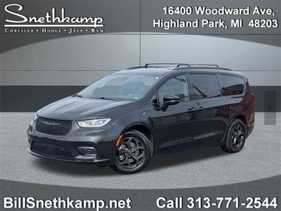 Used 2024 Chrysler Pacifica Premium
