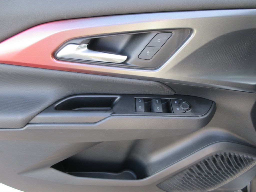 Certified 2024 Chevrolet Equinox EV RS FWD image 23