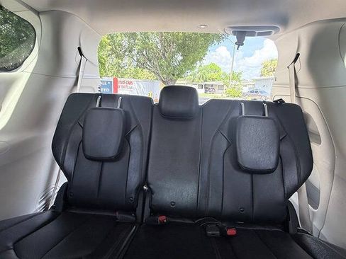 Used 2019 Chrysler Pacifica Touring-L Plus w/ Advanced Safetytec Group FWD image 13