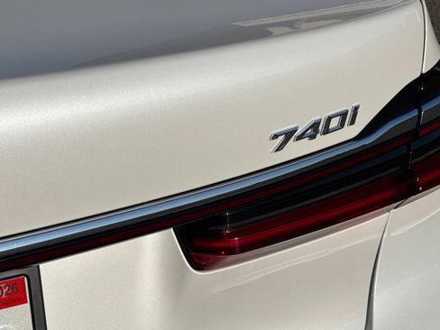 Used 2022 BMW 740i w/ Premium Package image 28