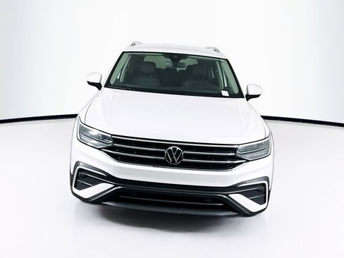 Used 2023 Volkswagen Tiguan SE image 2