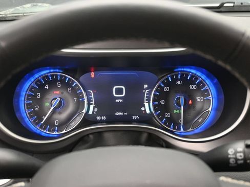 Used 2023 Chrysler Pacifica Touring-L FWD image 12