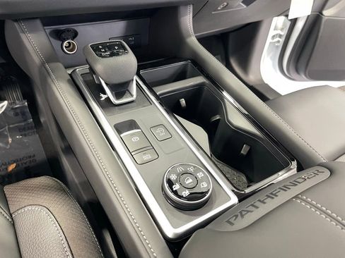 New 2026 Nissan Pathfinder SL image 10