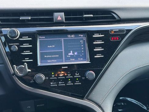 Used 2020 Toyota Camry LE FWD image 18