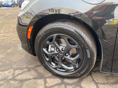 Used 2022 Chrysler Pacifica Touring-L w/ S Appearance Package image 31