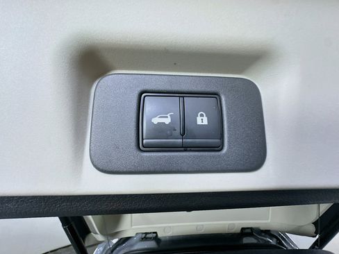 Used 2024 Nissan Ariya AWD image 30