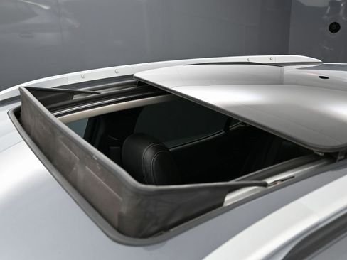 Used 2021 Buick Encore GX Essence w/ Experience Buick Package image 11