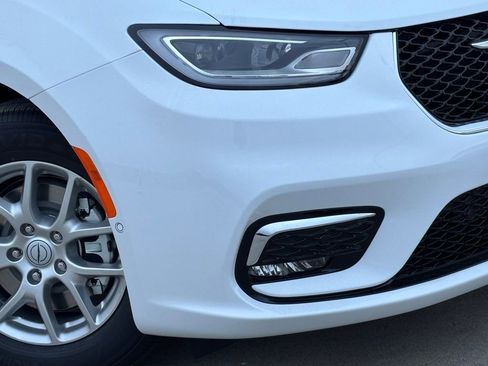 New 2026 Chrysler Pacifica Select image 5