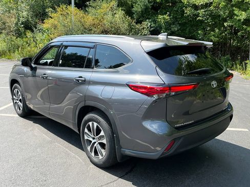 Used 2021 Toyota Highlander XLE AWD/4WD image 3
