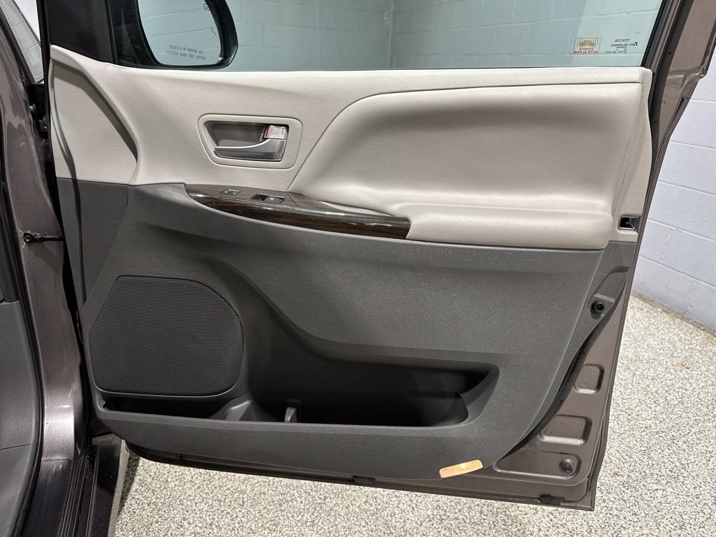 Used 2020 Toyota Sienna XLE w/ Protection Package FWD image 17