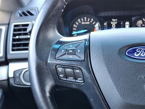 Used 2017 Ford Explorer XLT image 31