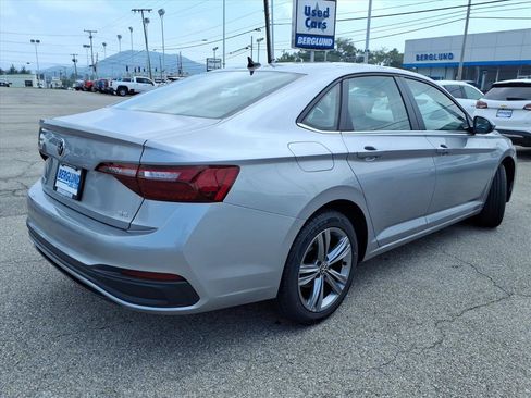 Used 2024 Volkswagen Jetta SE FWD image 4