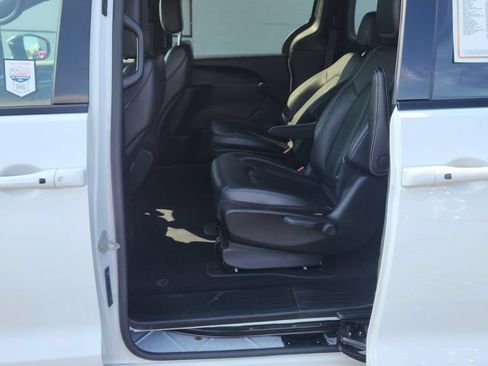 Used 2024 Chrysler Pacifica Limited FWD image 14