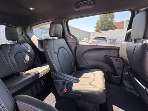 Used 2027 Chrysler Pacifica Select FWD image 22