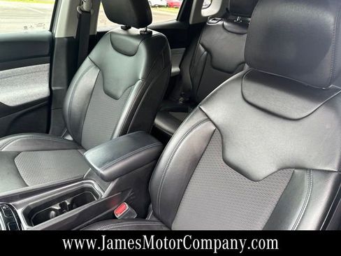 Used 2022 Jeep Compass Latitude w/ Convenience Group AWD/4WD image 3