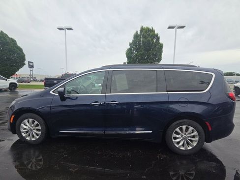 Used 2017 Chrysler Pacifica Touring-L w/ 13 Speaker Alpine Sound Group FWD image 3