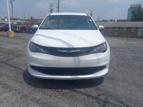 Used 2022 Chrysler Voyager LX FWD image 4