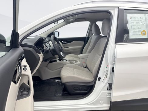 Used 2020 Nissan Rogue Sport SV image 10