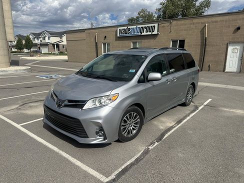 Used 2019 Toyota Sienna XLE w/ XLE Navigation Package FWD image 2