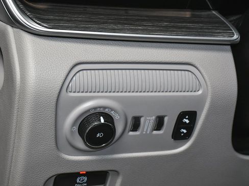 Used 2022 Jeep Wagoneer Series III w/ Premium Group I image 19